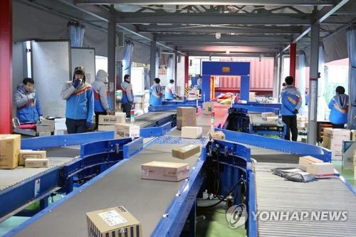 CJ대한통운이 택배 가격 '현실화'를 위해 가격 인상 카드를 꺼내 들었다. 사진은 한 택배분류장 모습.    CJ대한통운 제공